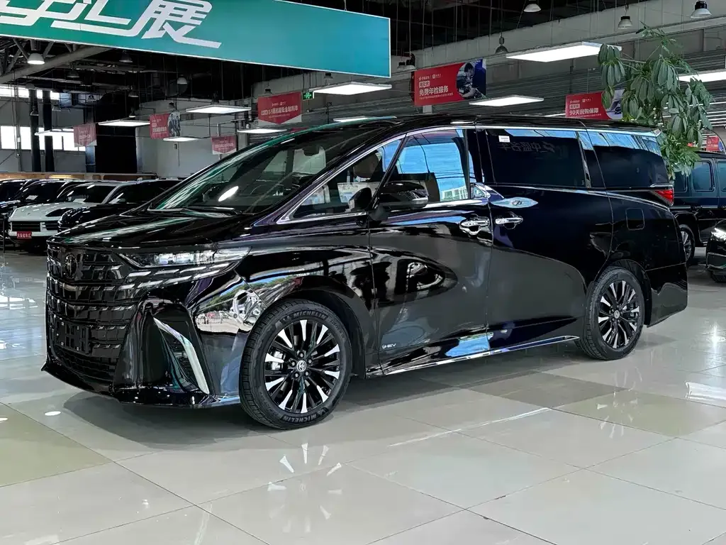 Toyota Alphard — фото 1