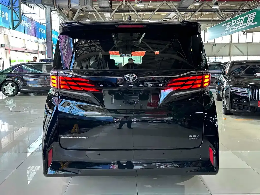 Toyota Alphard — фото 8