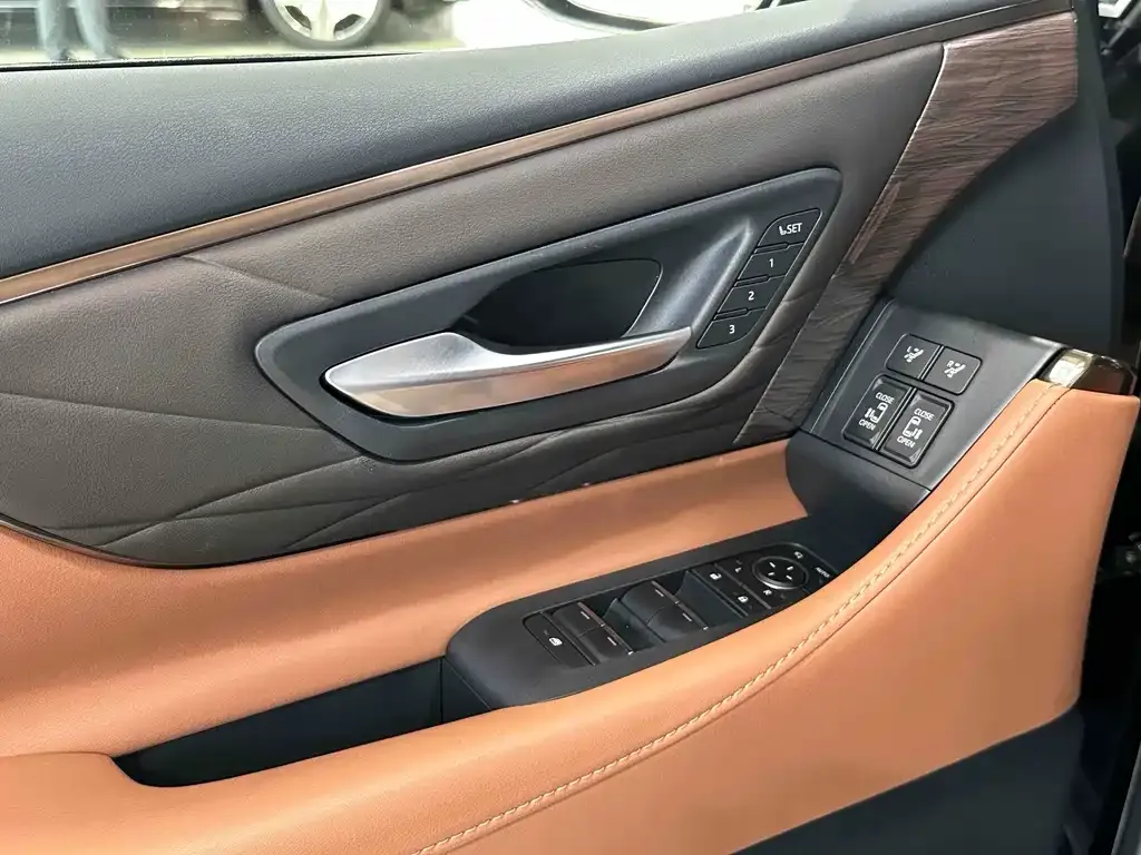 Toyota Alphard — фото 2