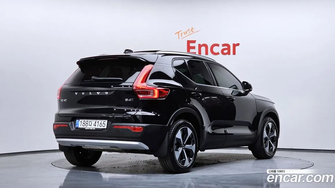 Volvo XC40 — фото 6