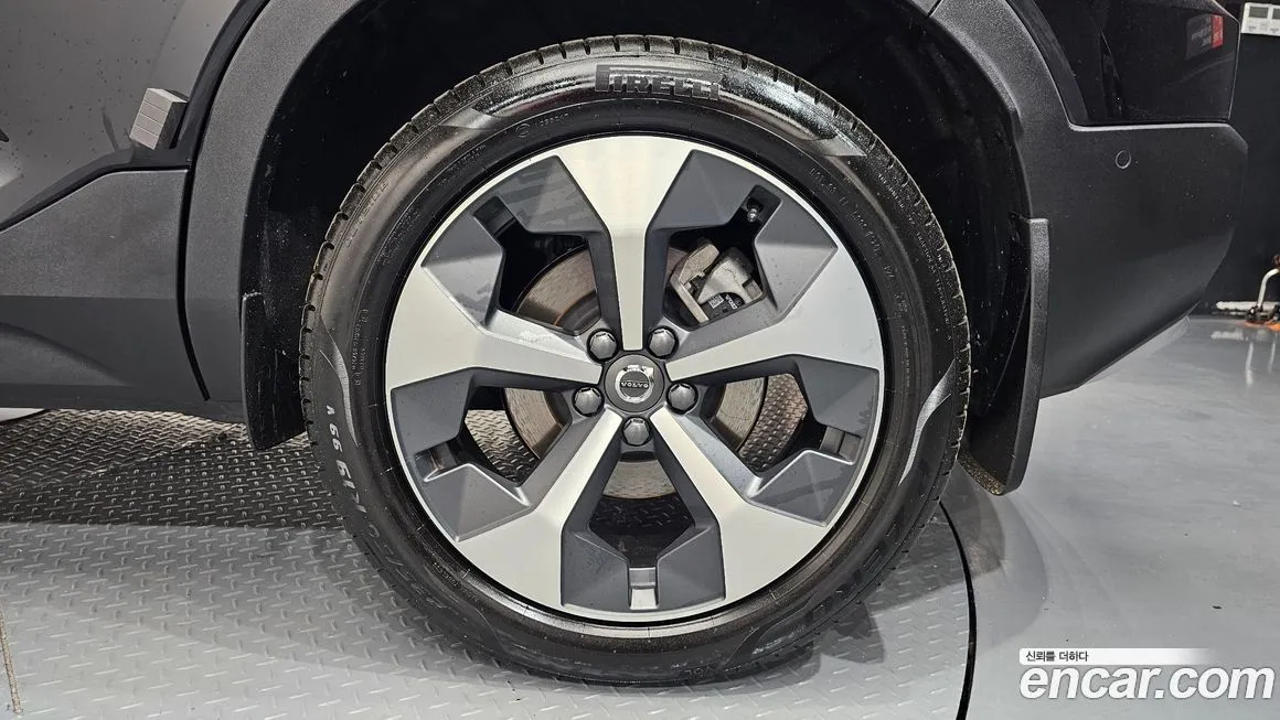 Volvo XC40 — фото 10