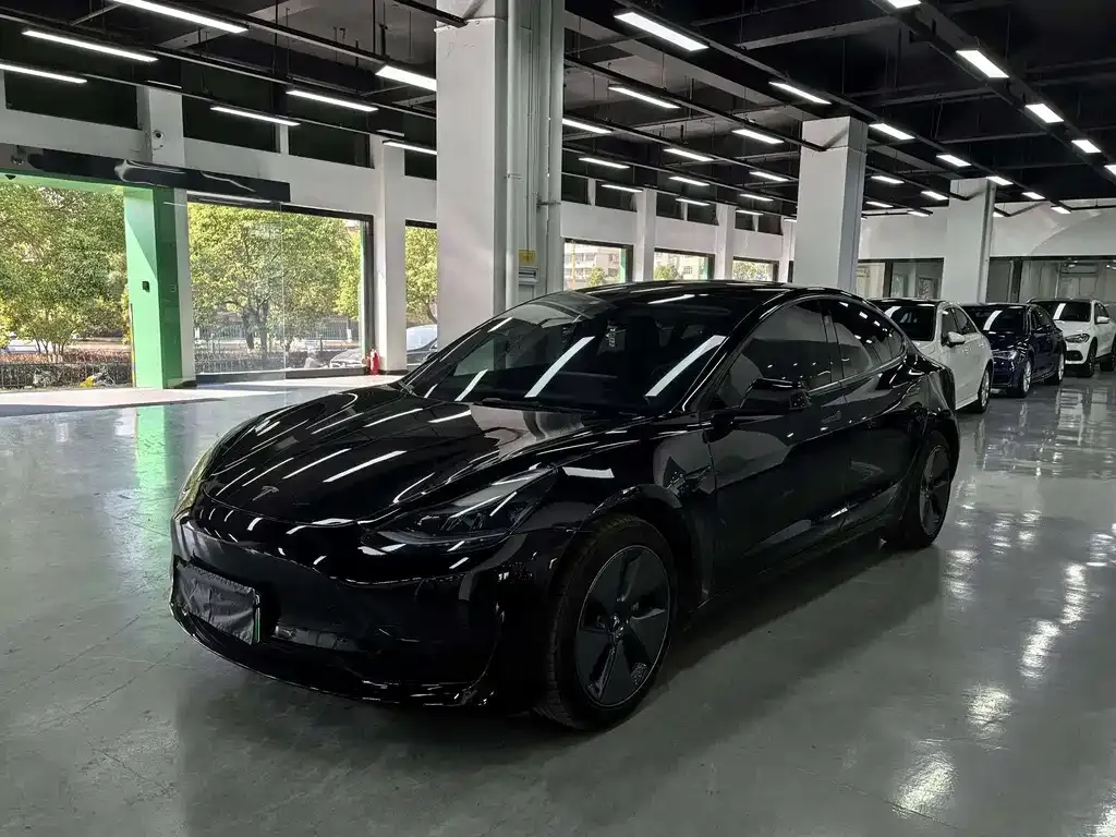 Tesla Model 3 — фото 1