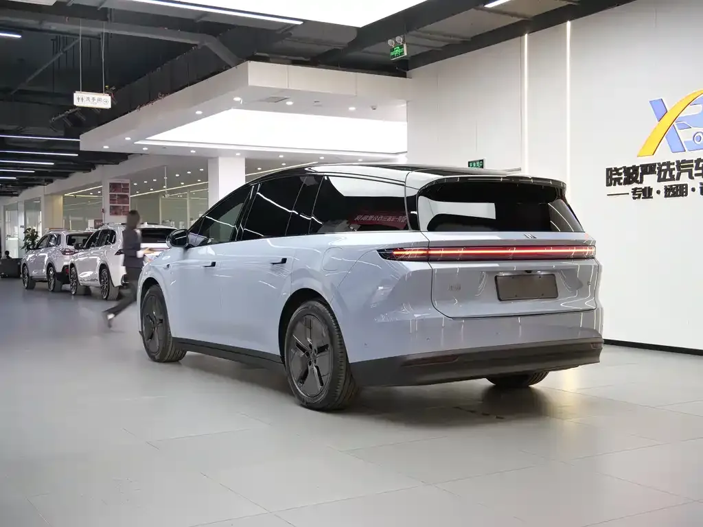 Li Auto i8 — фото 5