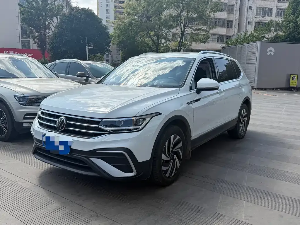 Volkswagen Tiguan L — фото 1