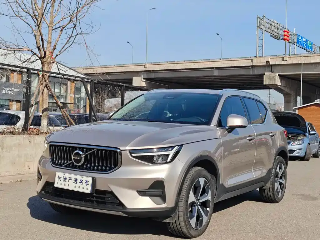 Volvo XC40 — фото 1