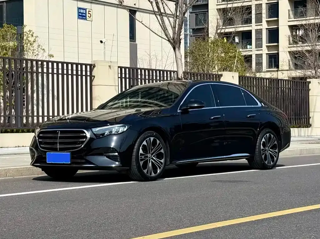 Mercedes-Benz E-Class — фото 1