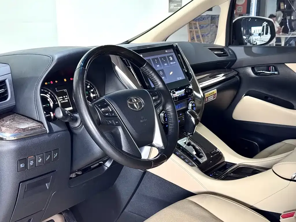 Toyota Vellfire — фото 8