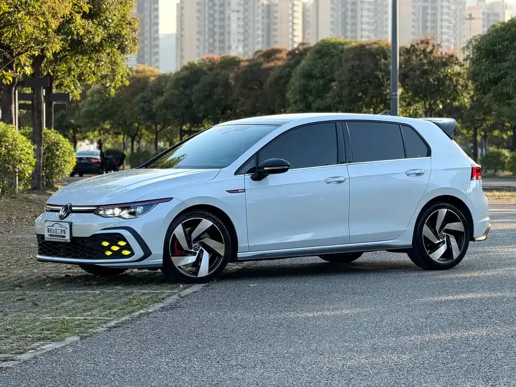 Volkswagen Golf GTI — фото 1
