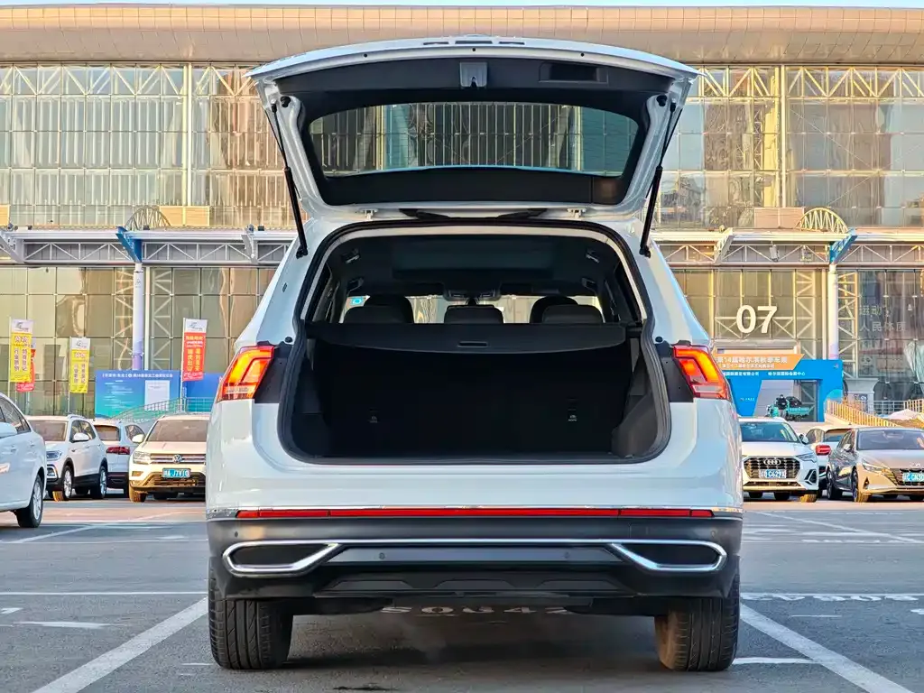 Volkswagen Tiguan L — фото 4