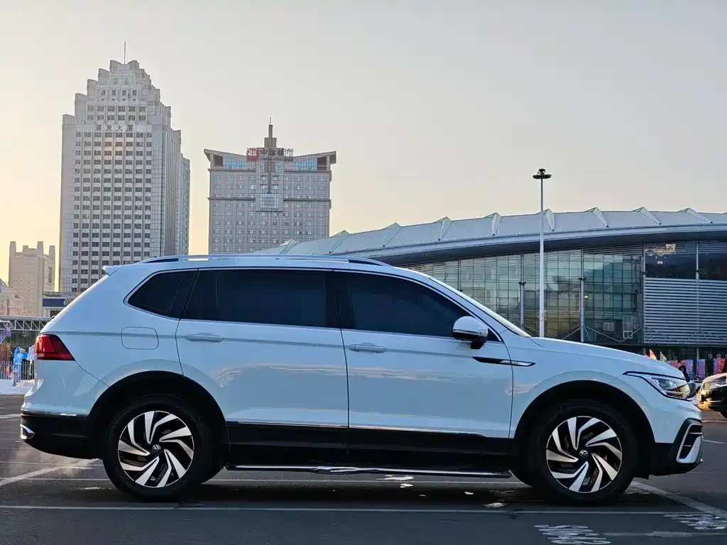 Volkswagen Tiguan L — фото 2