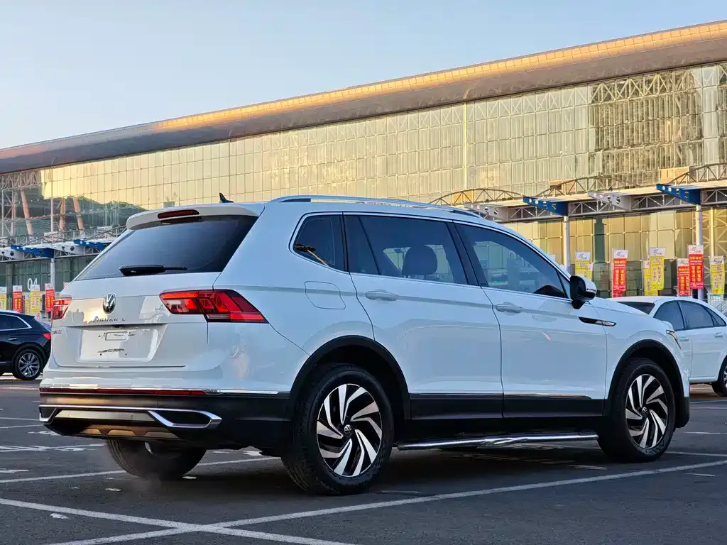Volkswagen Tiguan L — фото 9