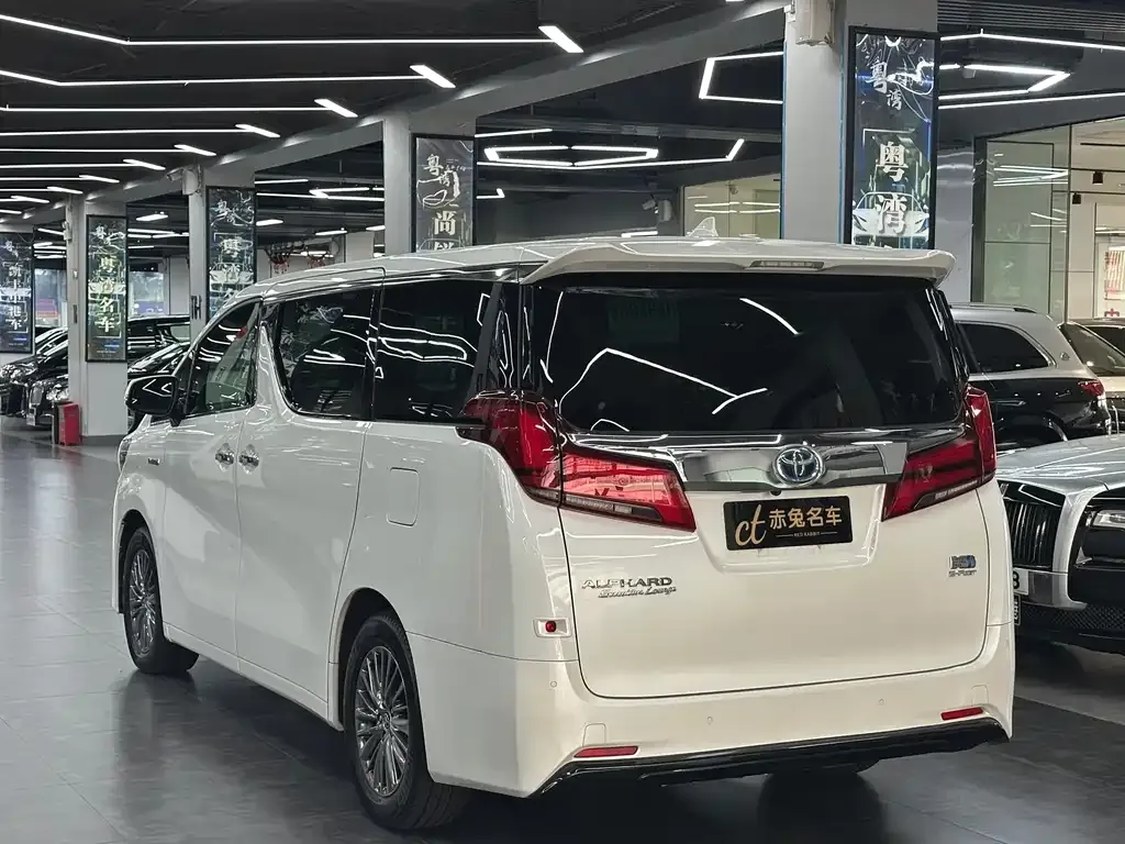 Toyota Alphard — фото 7