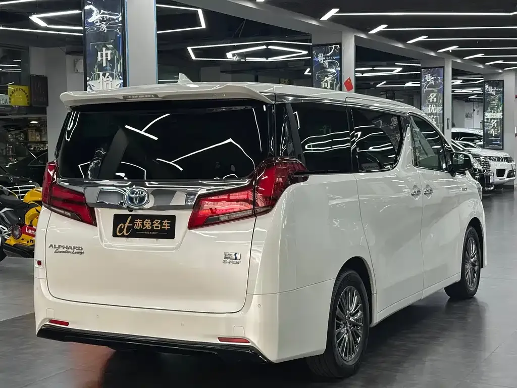 Toyota Alphard — фото 8