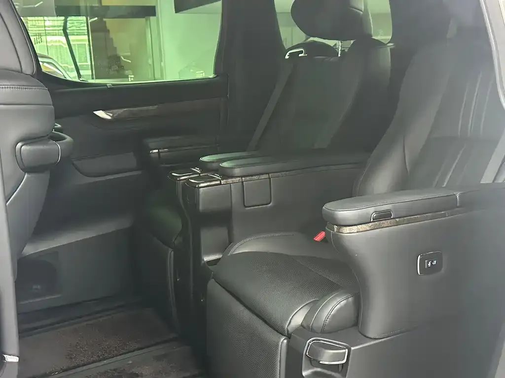 Toyota Alphard — фото 2