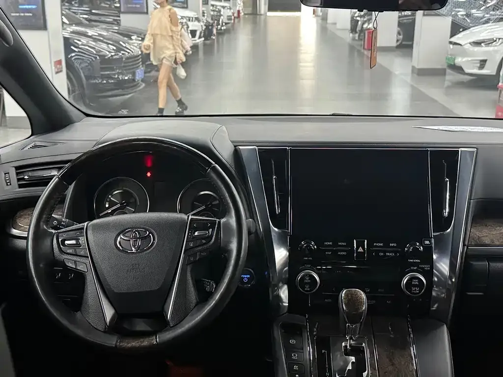 Toyota Alphard — фото 5