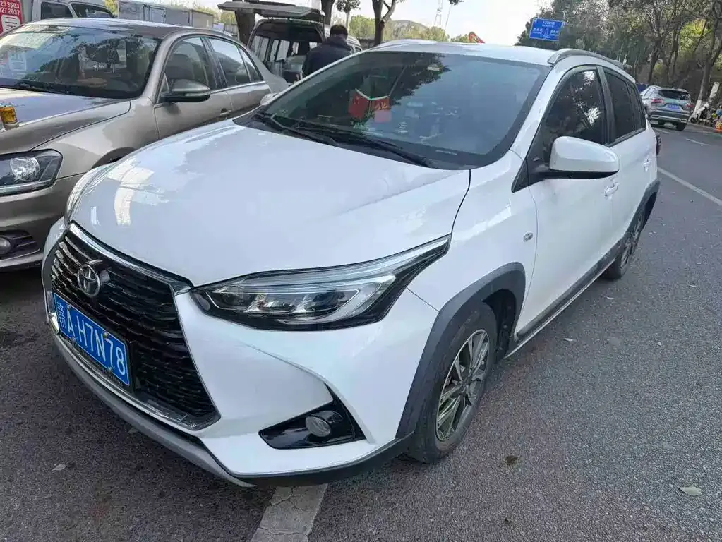 Toyota Yaris L — фото 1