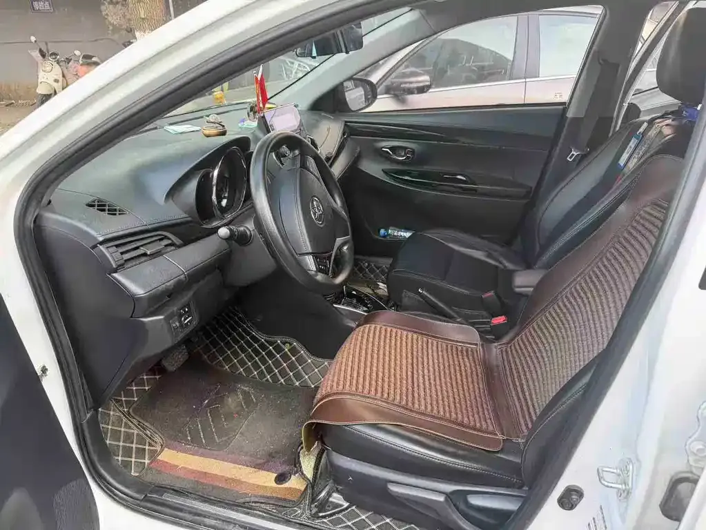 Toyota Yaris L — фото 7