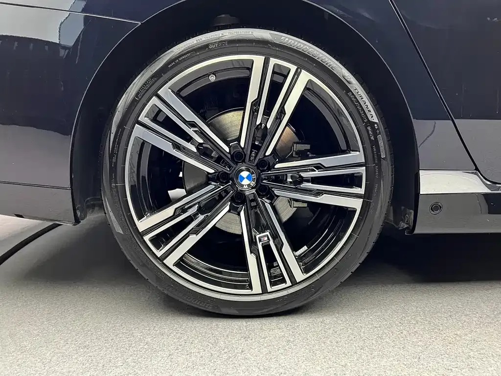 BMW 7 Series — фото 8