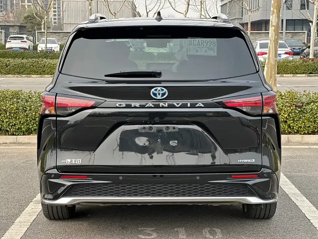 Toyota Granvia — фото 7