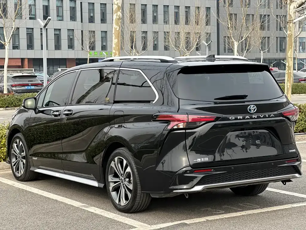 Toyota Granvia — фото 10