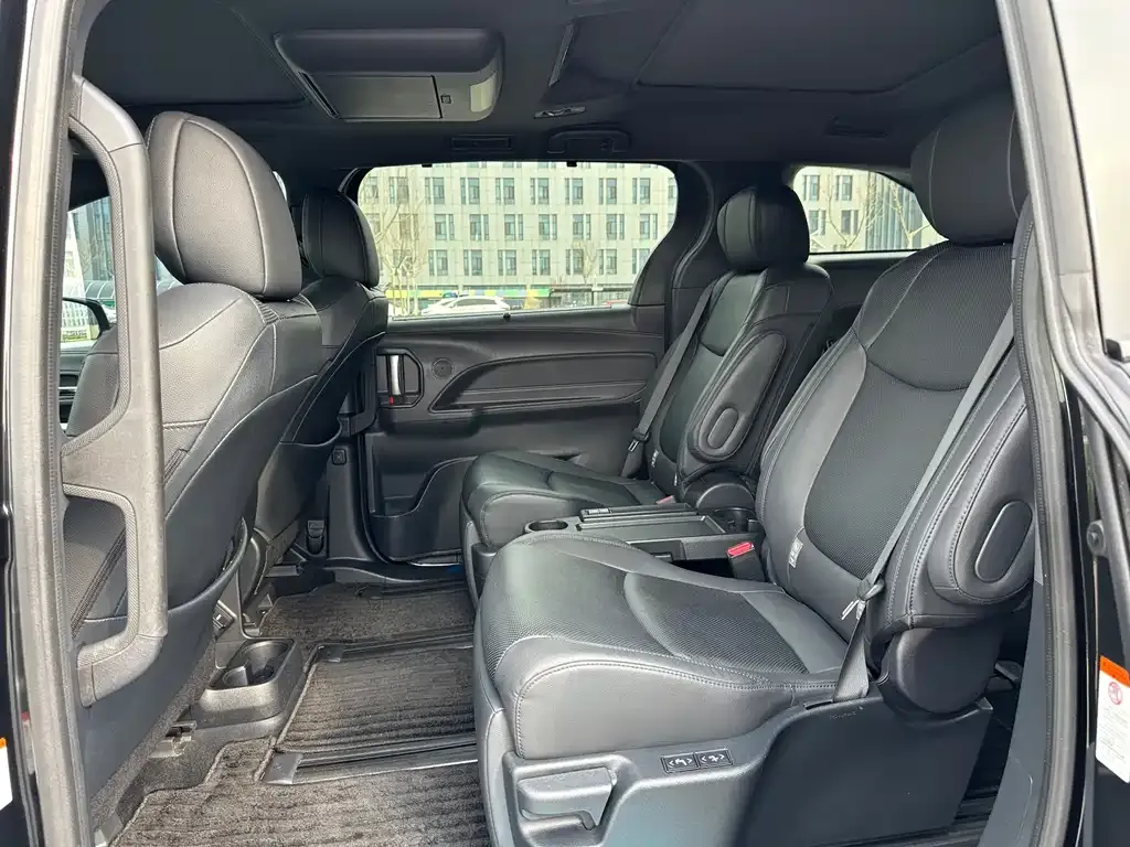 Toyota Granvia — фото 2