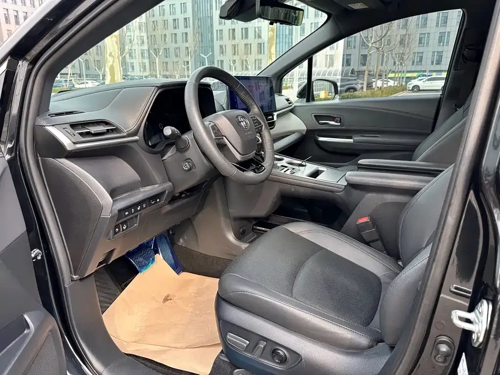 Toyota Granvia — фото 6