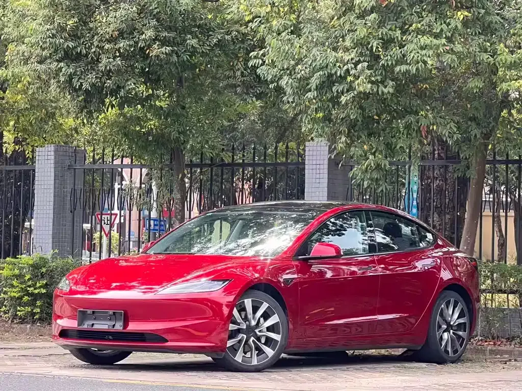 Tesla Model 3 — фото 1