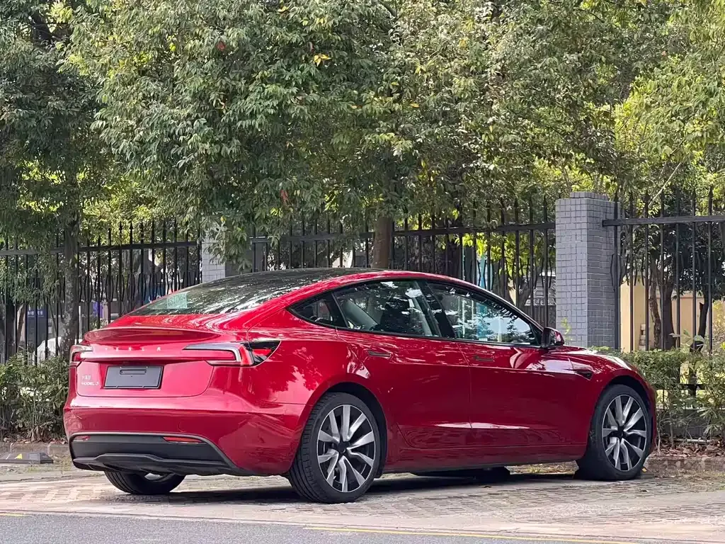 Tesla Model 3 — фото 5