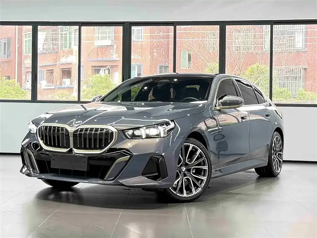 BMW 5 Series — фото 1