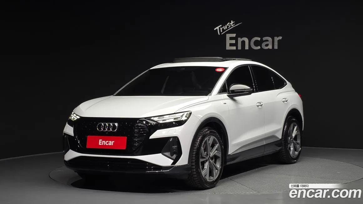 Audi Q4 e-tron — фото 1