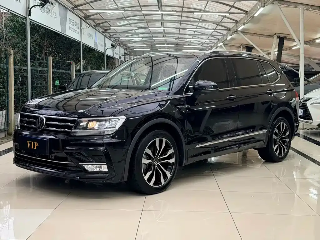 Volkswagen Tiguan L — фото 1
