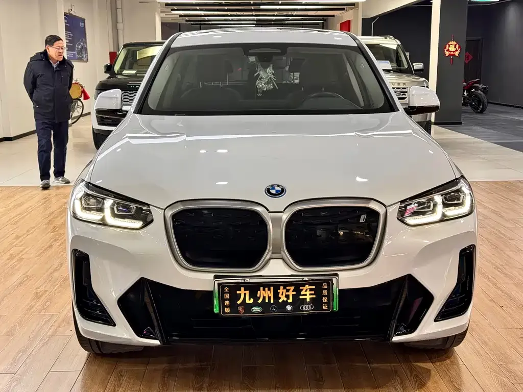 BMW iX3 — фото 10