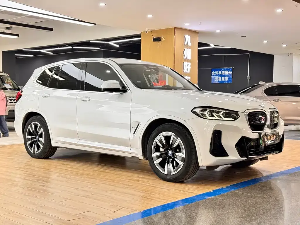 BMW iX3 — фото 9