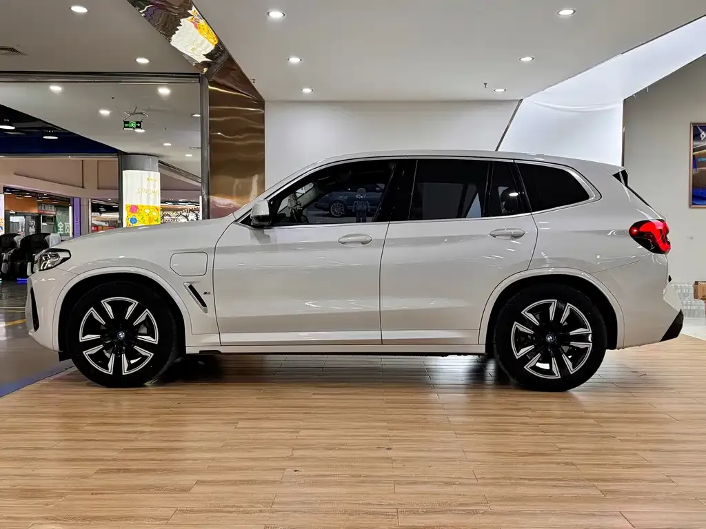 BMW iX3 — фото 6