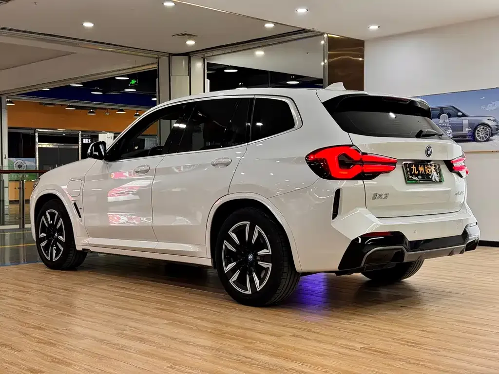 BMW iX3 — фото 8