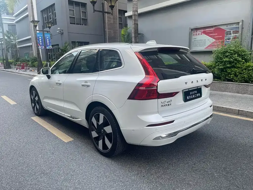 Volvo XC60 PHEV — фото 10