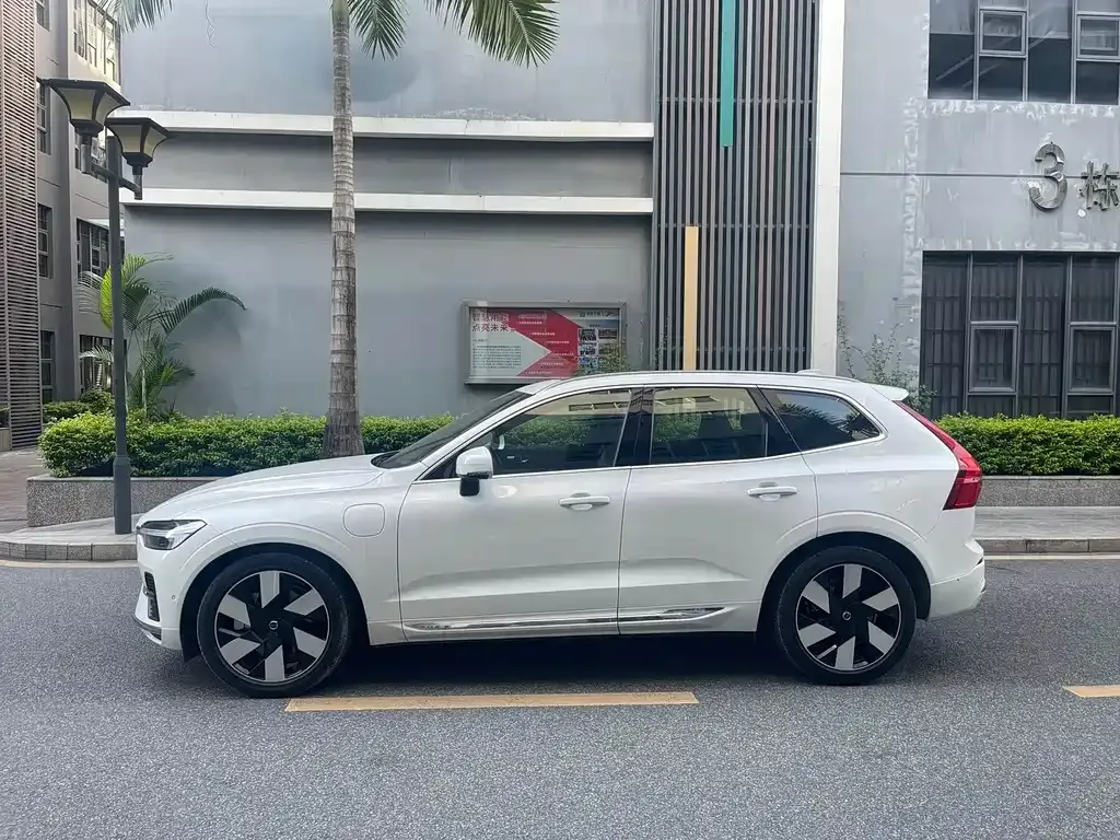 Volvo XC60 PHEV — фото 8