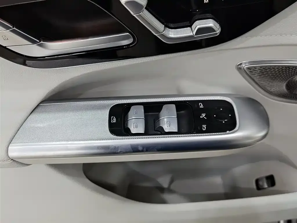 Mercedes-Benz EQE SUV — фото 6