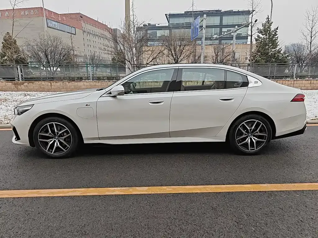 BMW i5 — фото 9