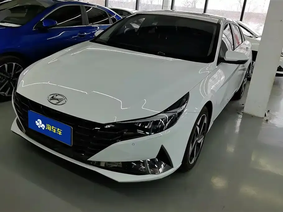 Hyundai Elantra — фото 1