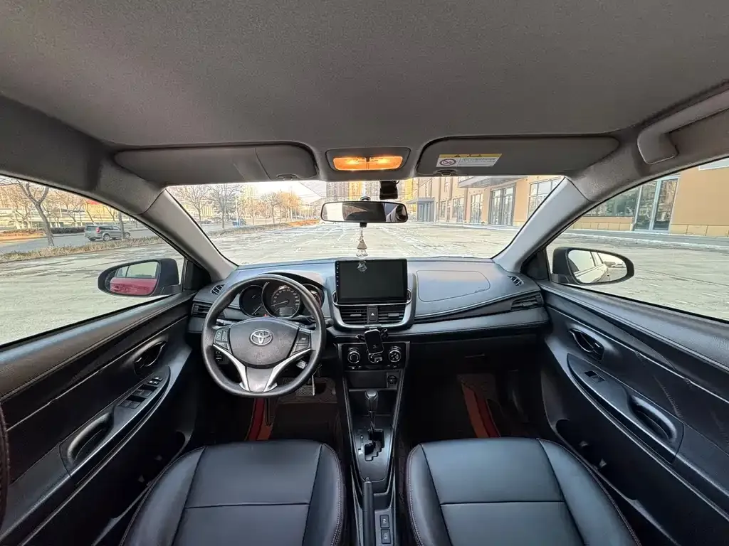 Toyota Yaris L — фото 4