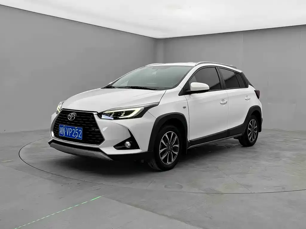 Toyota Yaris L — фото 1