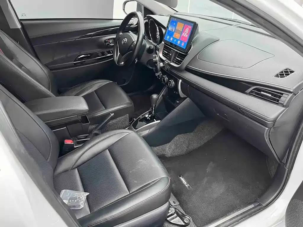 Toyota Yaris L — фото 8