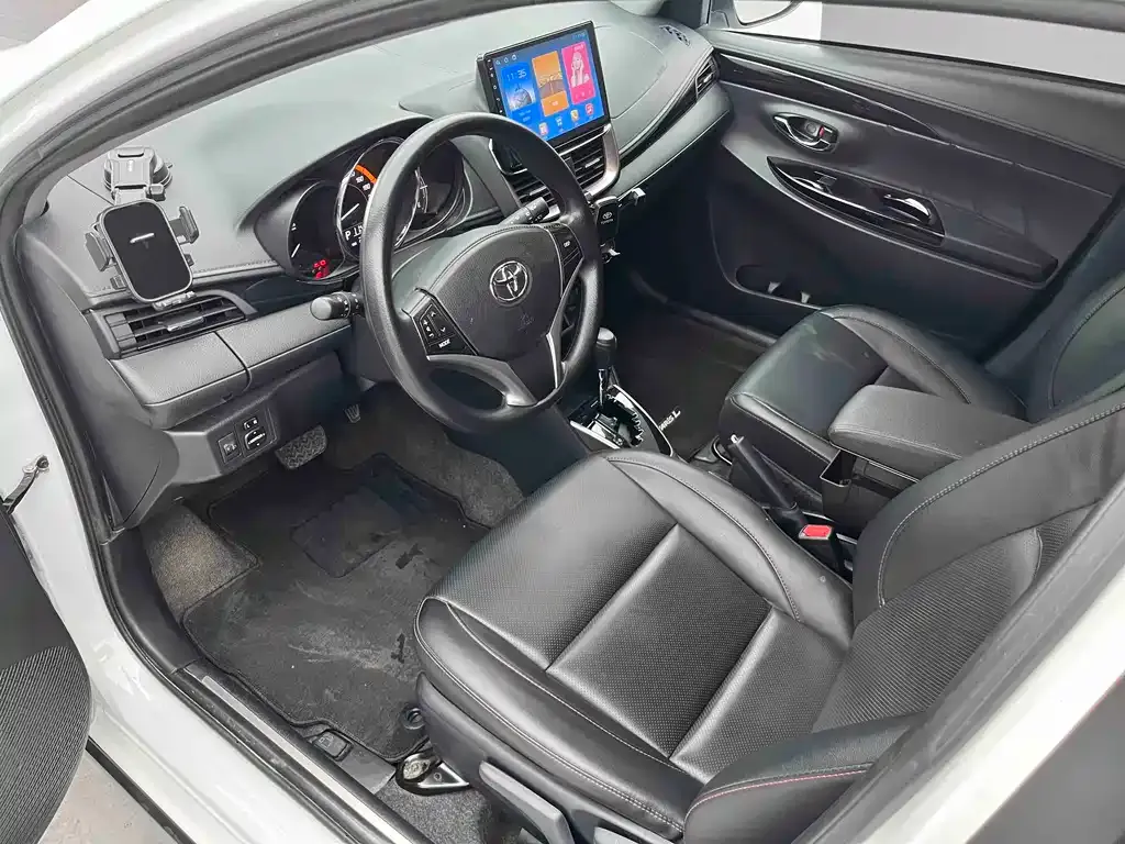 Toyota Yaris L — фото 7