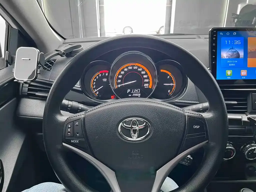 Toyota Yaris L — фото 9