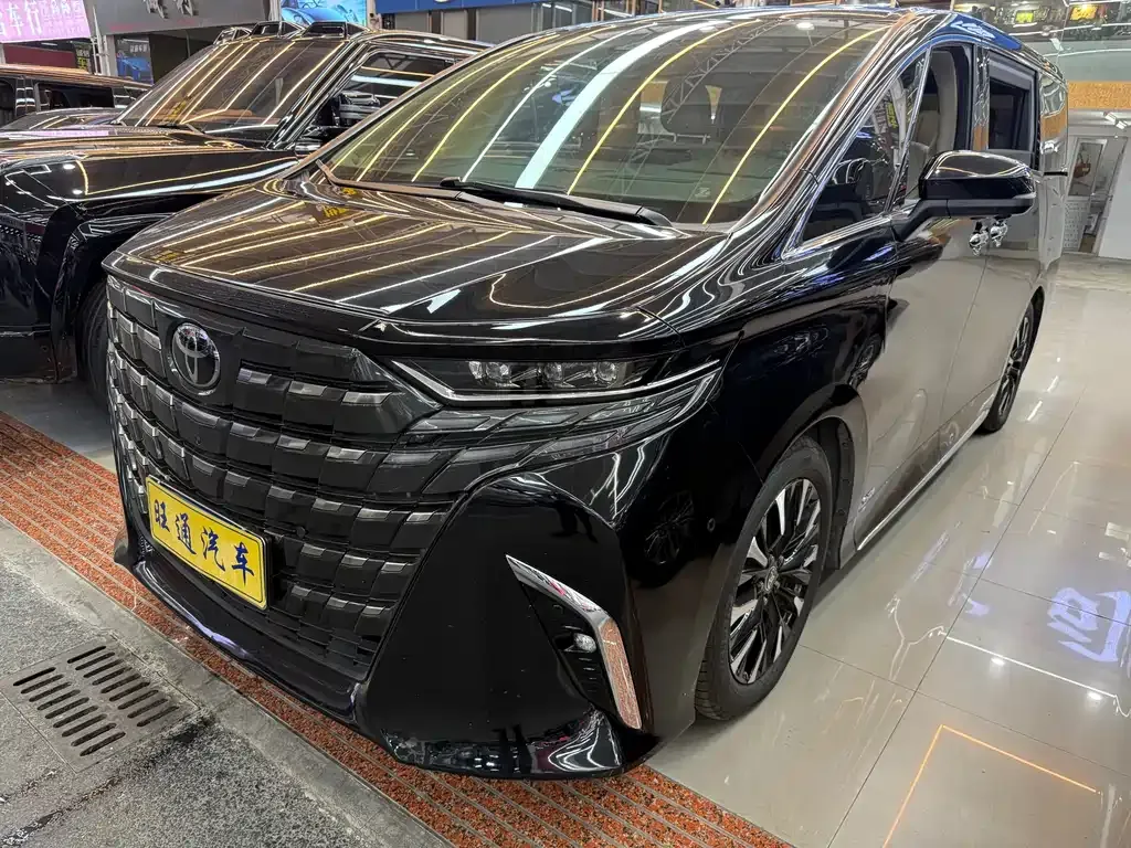 Toyota Alphard — фото 1
