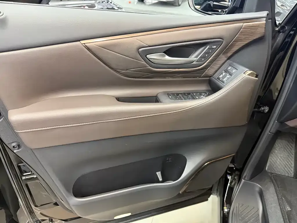 Toyota Alphard — фото 2