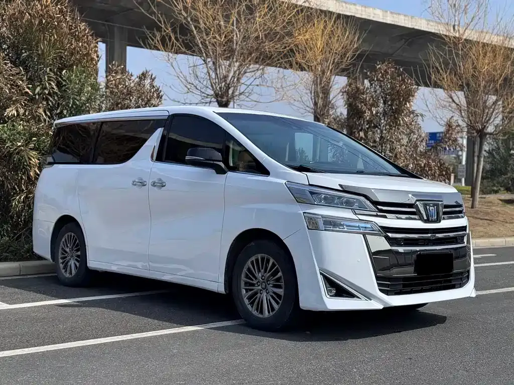 Toyota Alphard — фото 1
