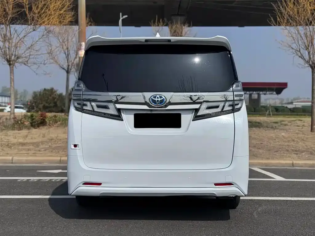 Toyota Alphard — фото 2
