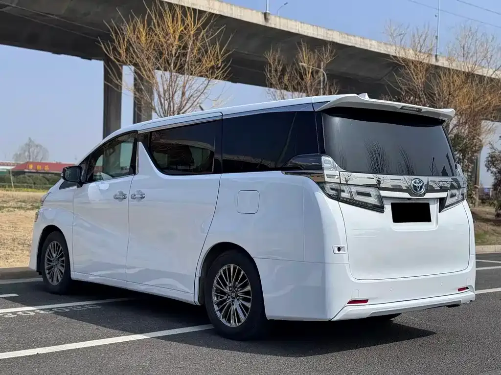 Toyota Alphard — фото 5